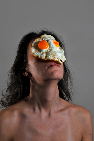 emanuela franchini photography, Eggs, self portrait with food on face